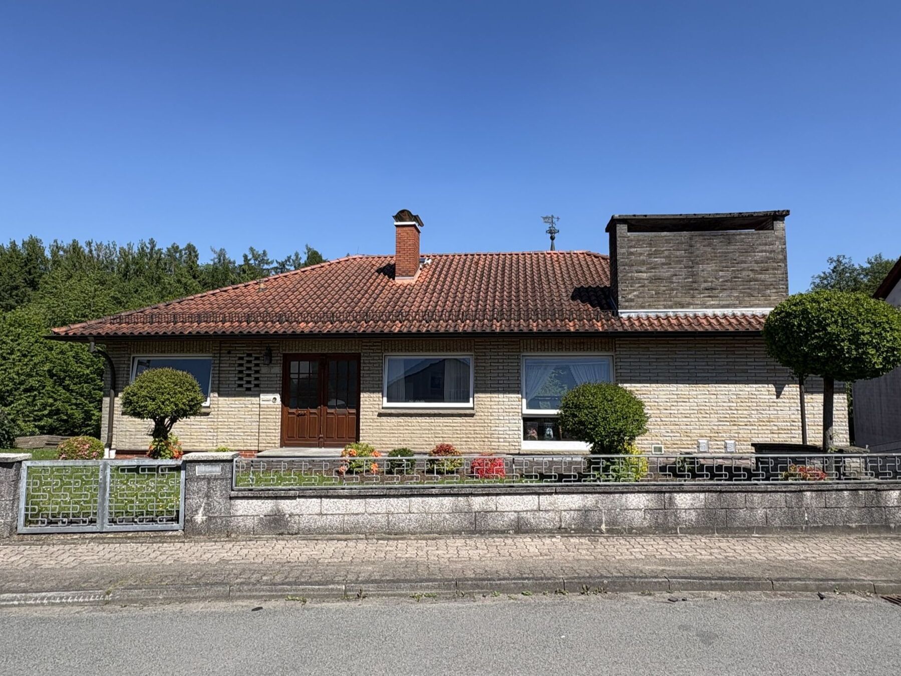 Immobilienangebot - Blomberg - Alle - Bungalow in ruhiger Ortsrandlage- mehr als Sie erwarten!