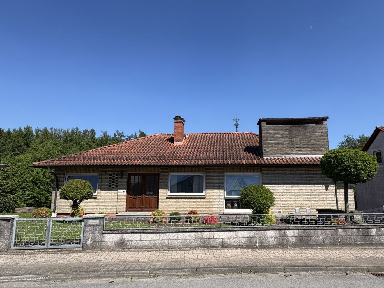 Immobilienangebot - Blomberg - Alle - Bungalow in ruhiger Ortsrandlage- mehr als Sie erwarten!