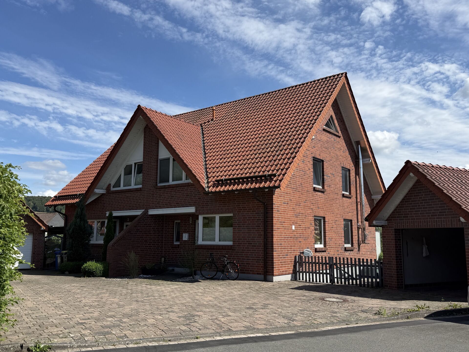 Immobilienangebot - Bad Driburg - Alle - Wohnen in guter Lage ! DHH mit Garage !