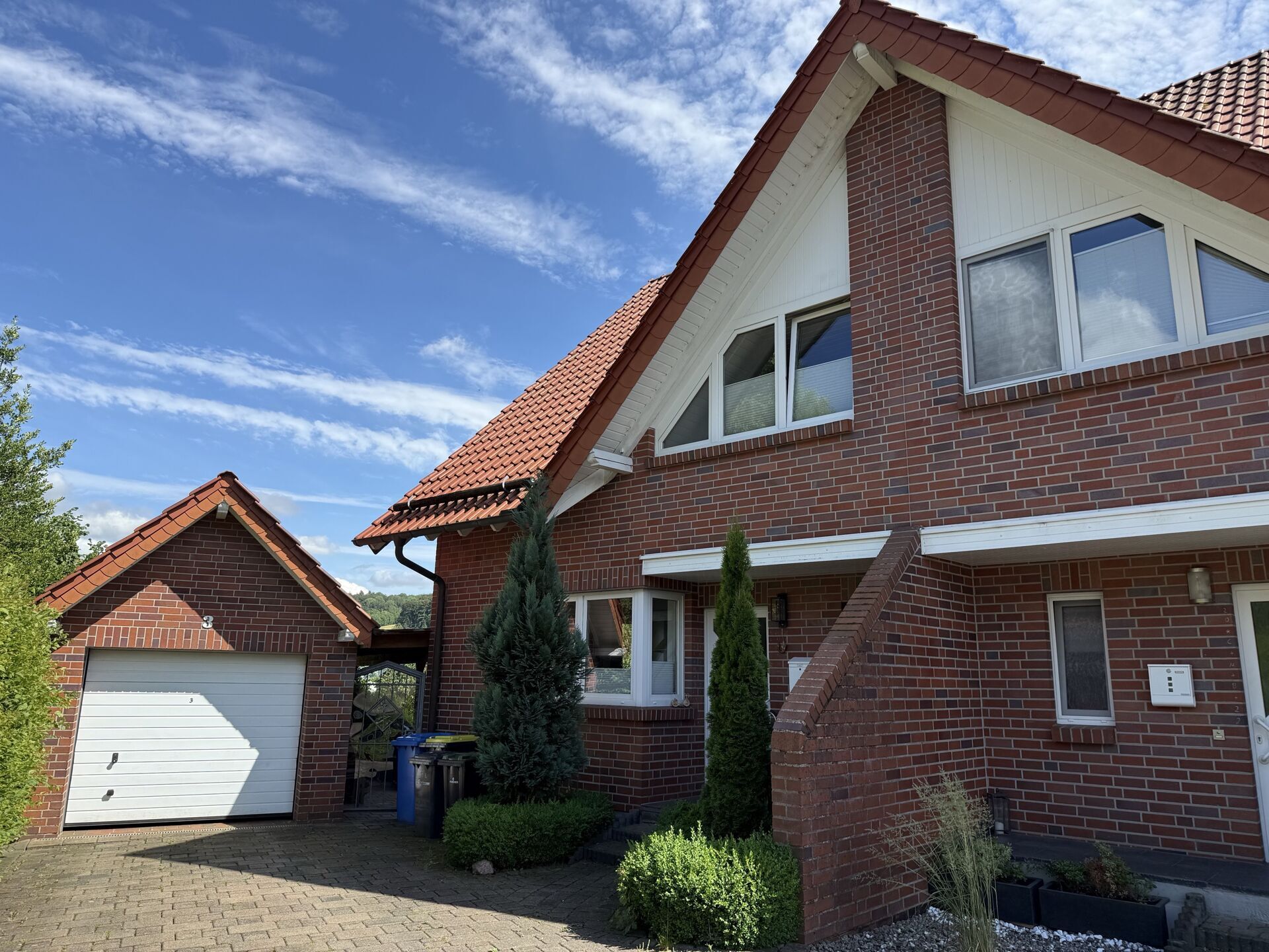 Immobilienangebot - Bad Driburg - Alle - Wohnen in guter Lage ! DHH mit Garage !