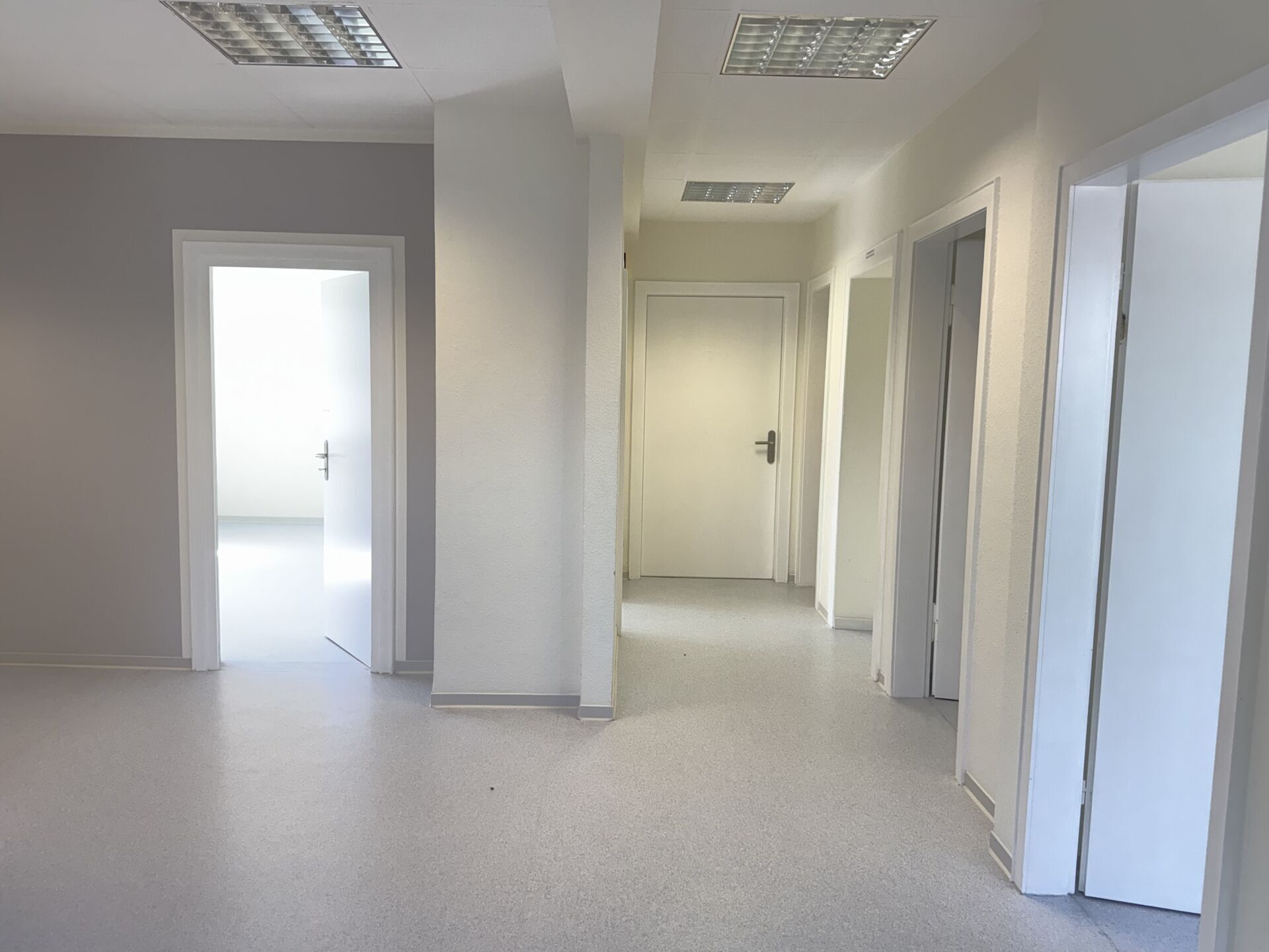 Immobilienangebot - Lage - Gewerbe - Charmante Praxis- und Bürofläche zur Vermietung, ca. 95 m² im Erdgeschoss
