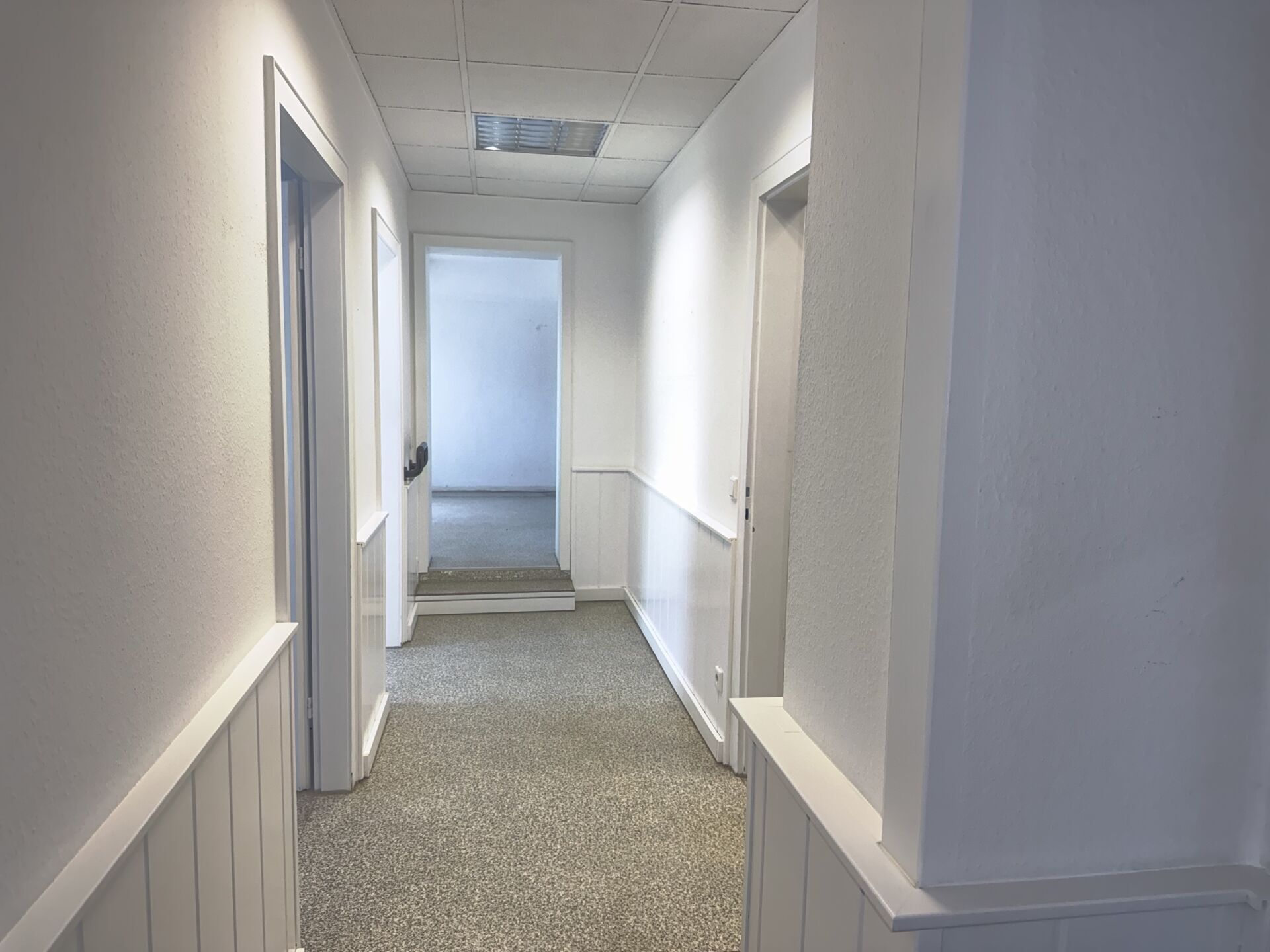 Immobilienangebot - Lage - Gewerbe - Charmante Praxis- und Bürofläche zur Vermietung, ca. 95 m² im Erdgeschoss
