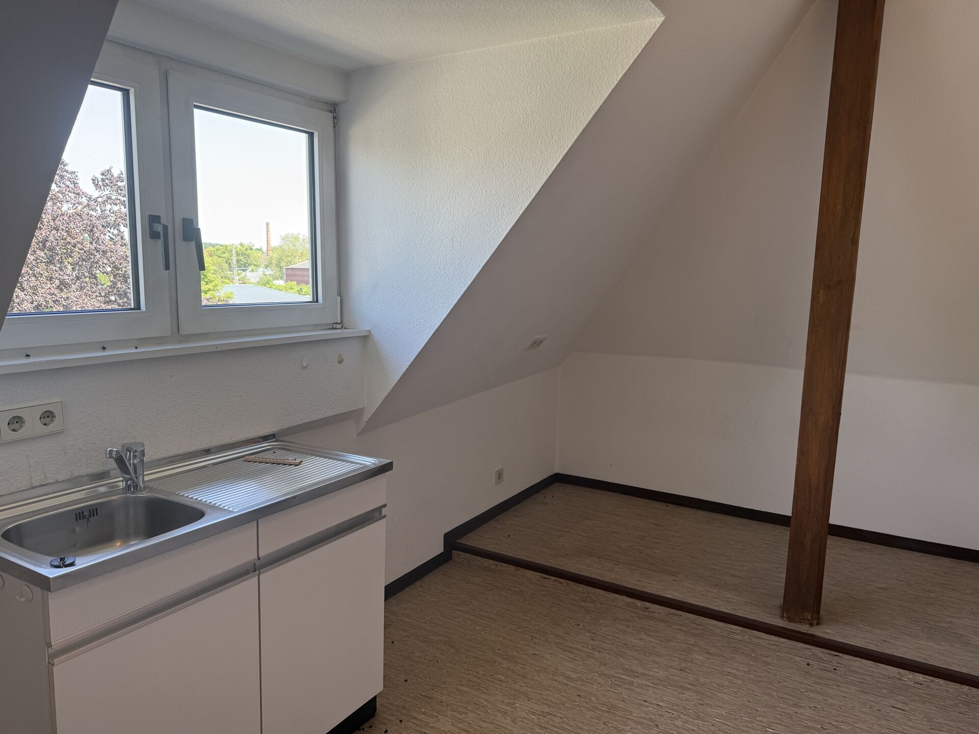 Immobilienangebot - Lage - Gewerbe - Charmante Praxis- und Bürofläche zur Vermietung, ca. 95 m² im Obergeschoss