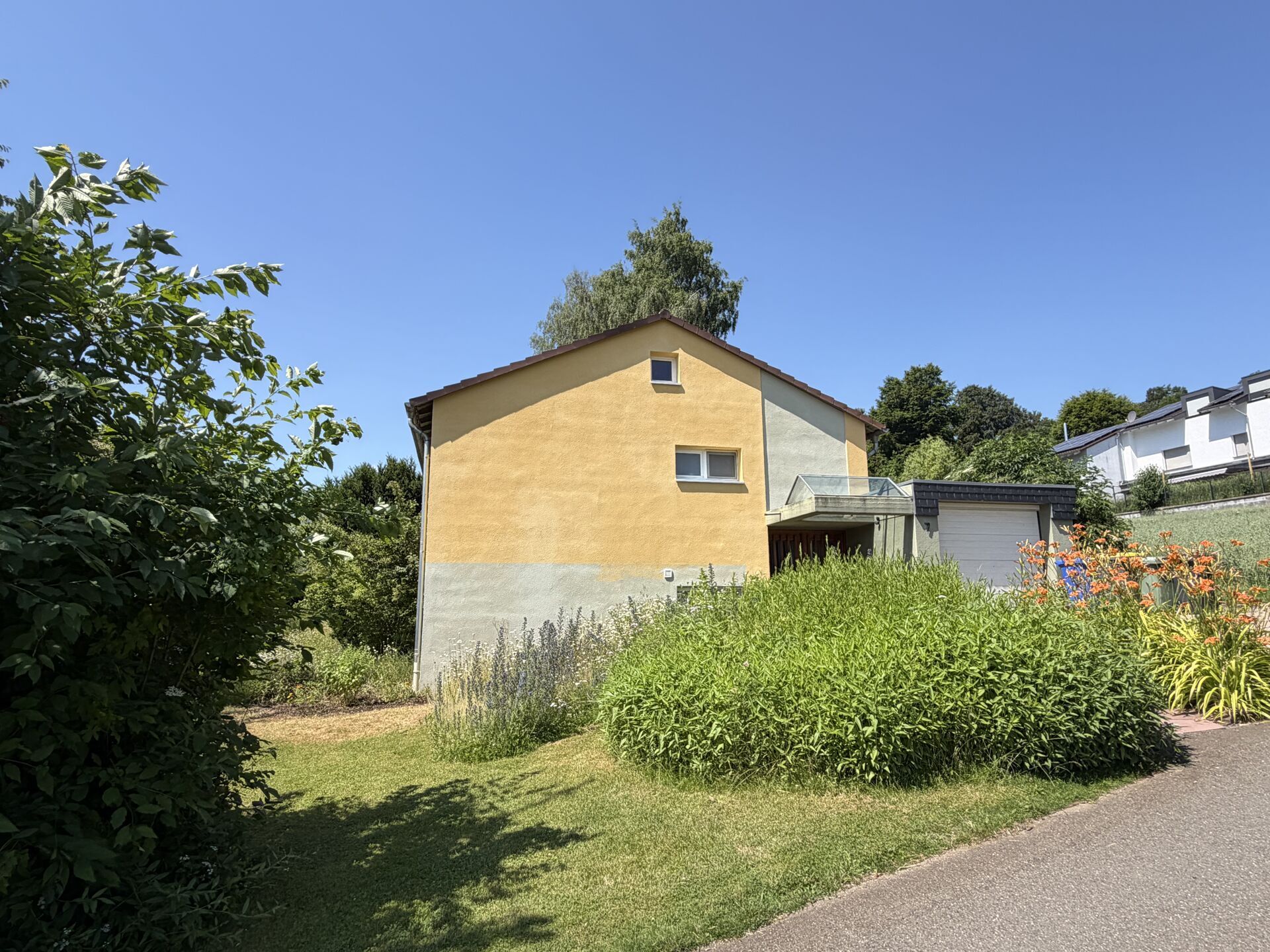 Immobilienangebot - Warburg / Germete - Alle - Solides Einfamilienhaus mit großem Grundstück in Ortsrandlage von Warburg-Germete