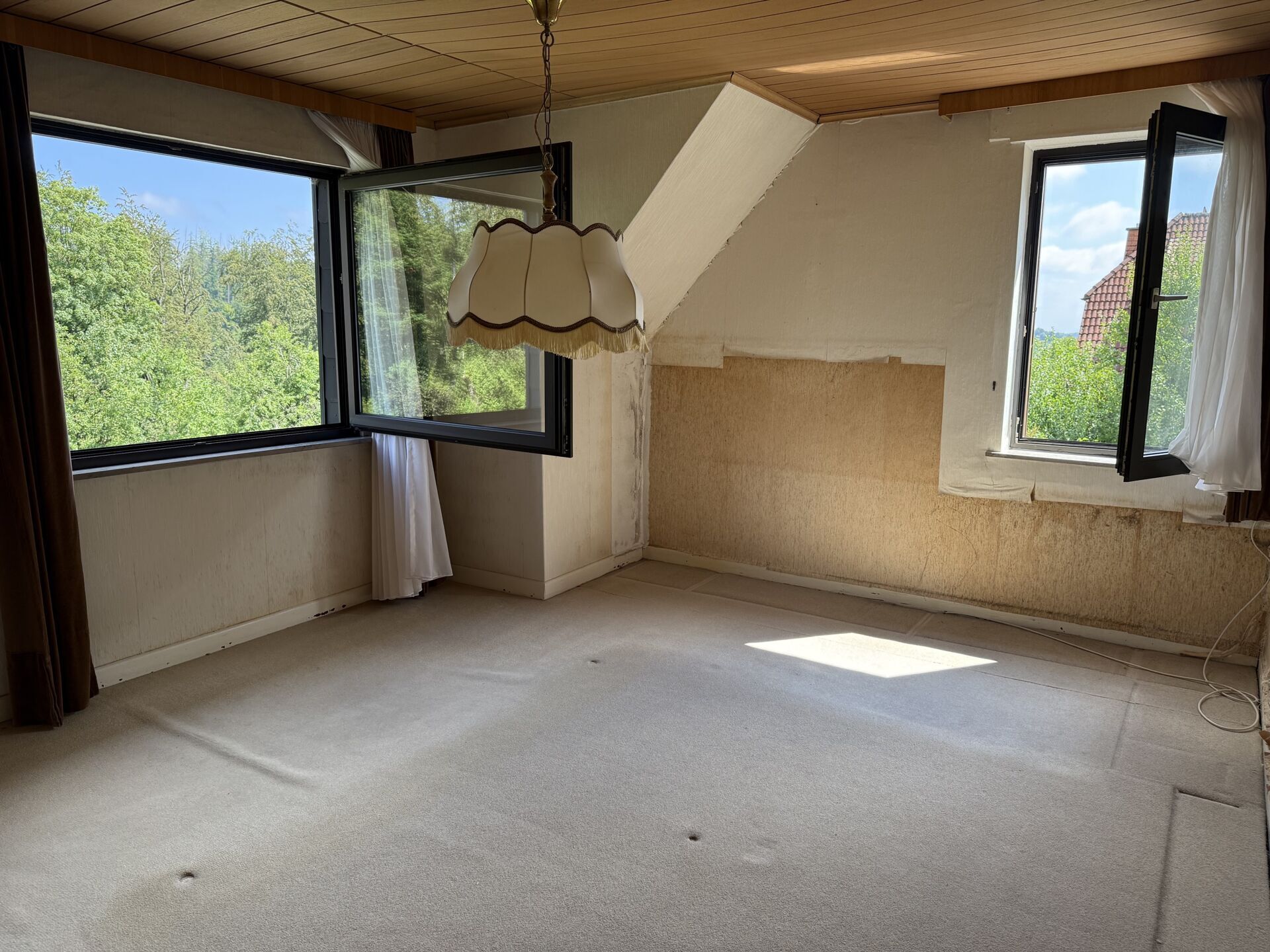 Immobilienangebot - Bad Driburg / Neuenheerse - Alle - Haus am Wald gelegen mit Werkstatt und Wiese - auch ideal für Pferdeliebhaber !