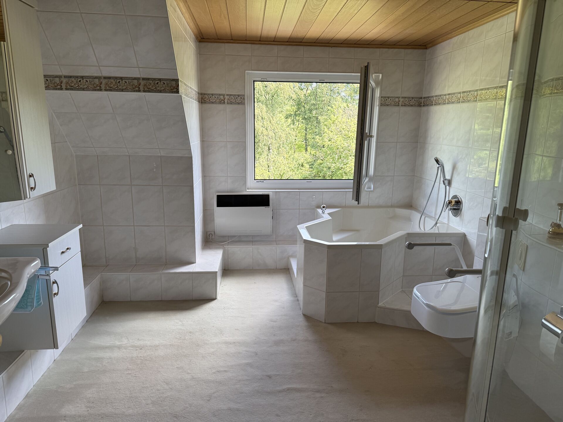 Immobilienangebot - Bad Driburg / Neuenheerse - Alle - Haus am Wald gelegen mit Werkstatt und Wiese - auch ideal für Pferdeliebhaber !