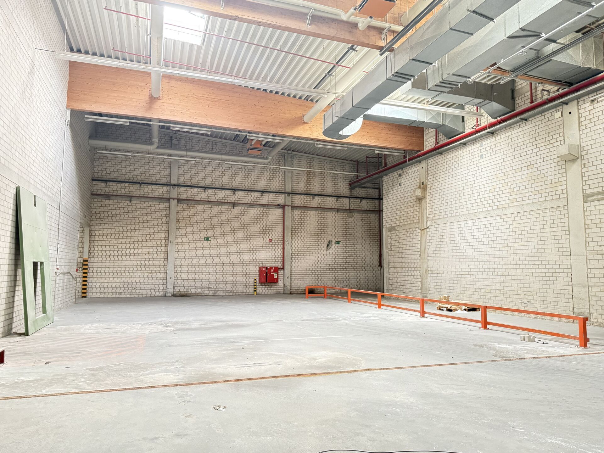Immobilienangebot - Lage - Gewerbe - Großzügige Industriehalle mit weitläufiger Freifläche  zur Erweiterung