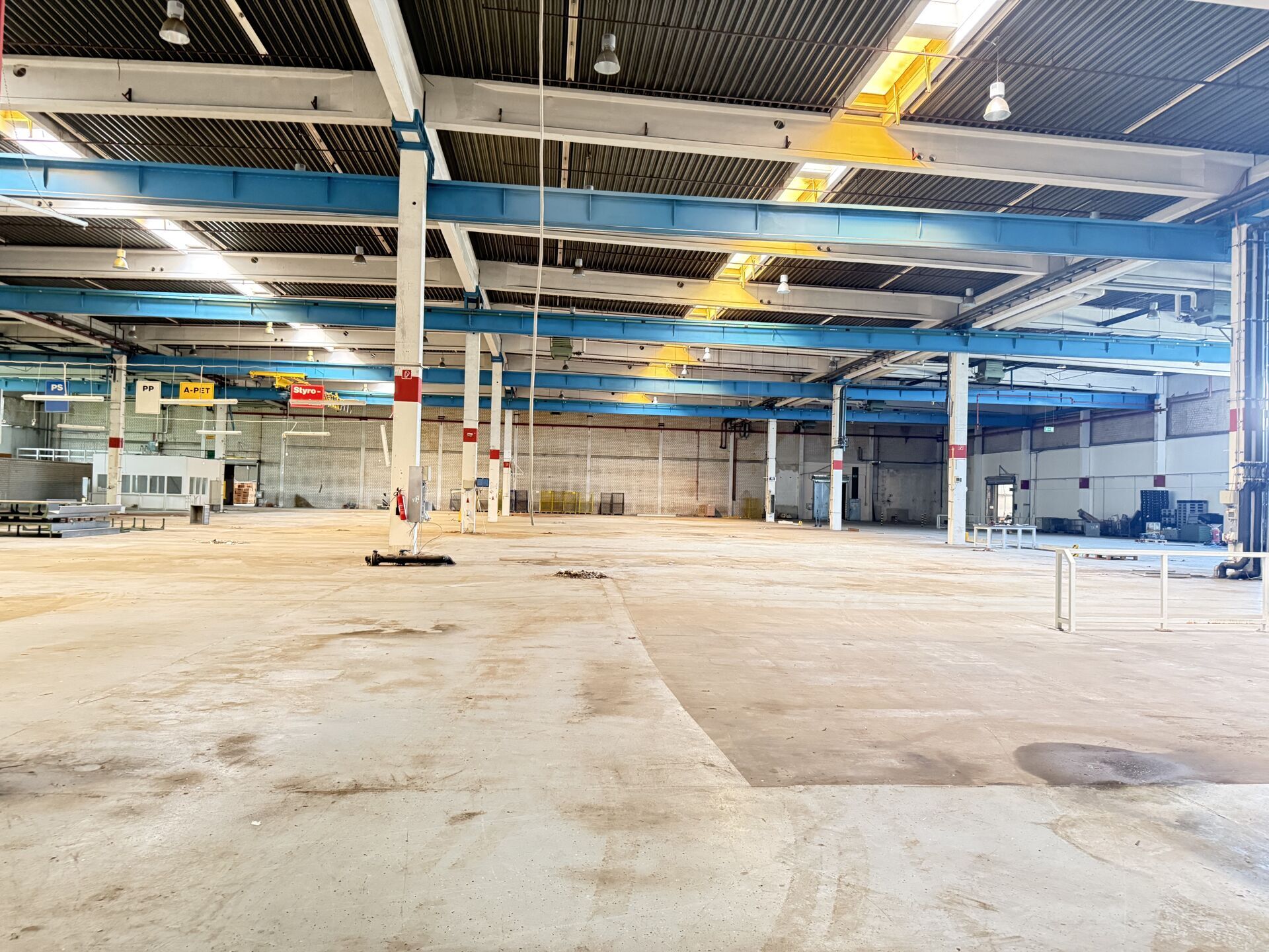 Immobilienangebot - Lage - Gewerbe - Großzügige Industriehalle mit weitläufiger Freifläche  zur Erweiterung