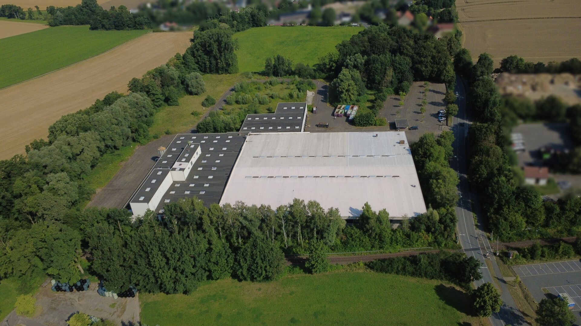 Immobilienangebot - Lage - Gewerbe - Großzügige Industriehalle mit weitläufiger Freifläche  zur Erweiterung
