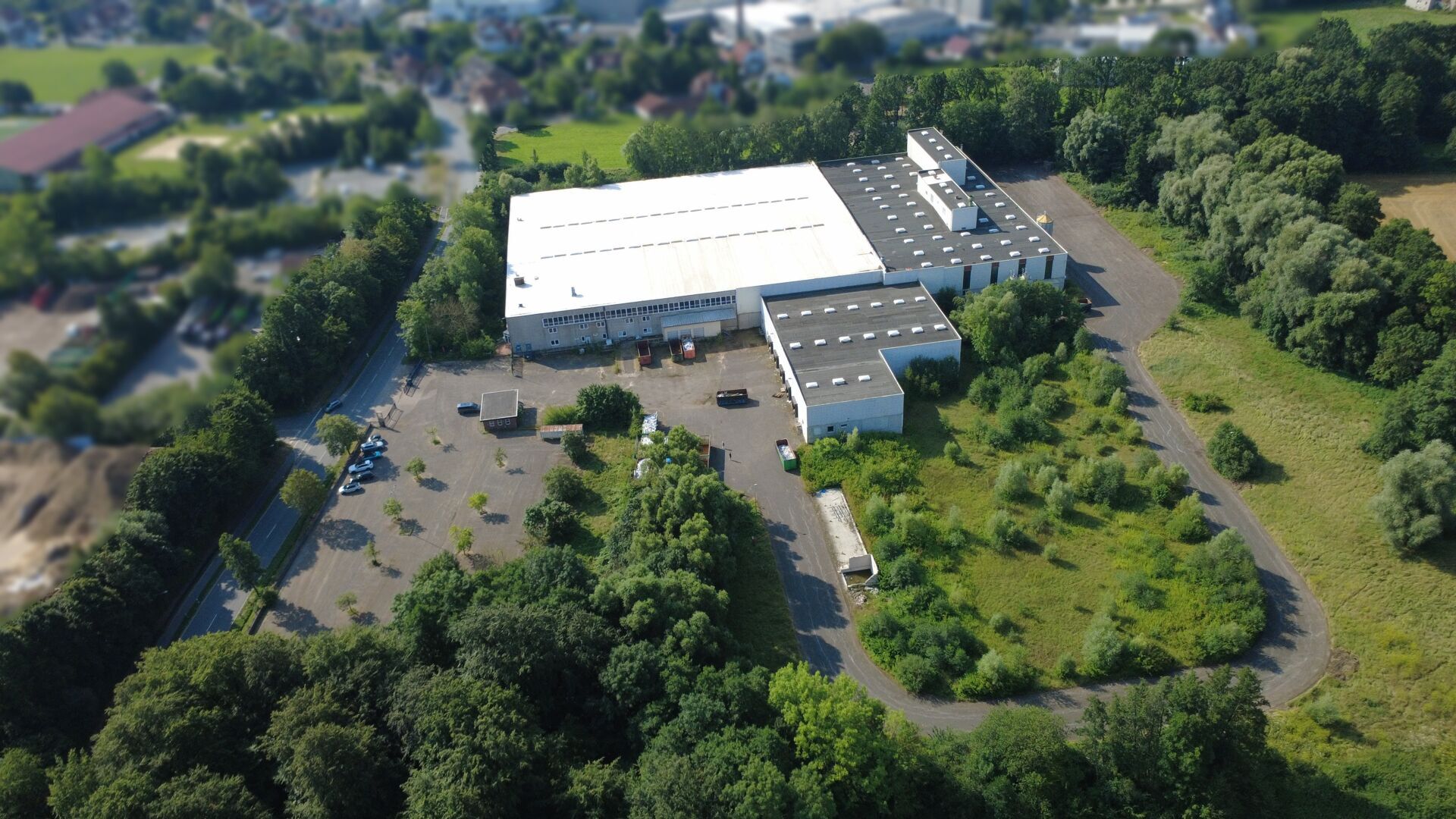 Immobilienangebot - Lage - Gewerbe - Großzügige Industriehalle mit weitläufiger Freifläche  zur Erweiterung