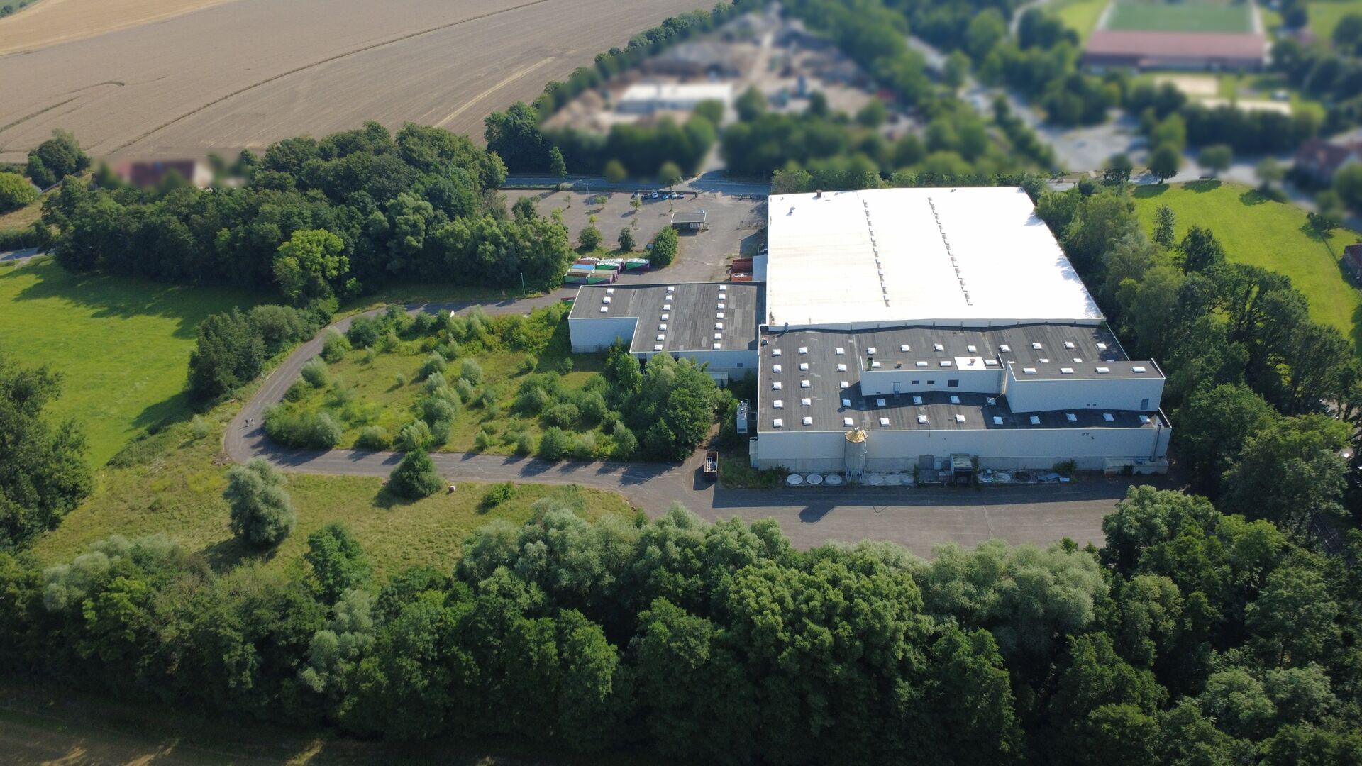 Immobilienangebot - Lage - Gewerbe - Großzügige Industriehalle mit weitläufiger Freifläche  zur Erweiterung