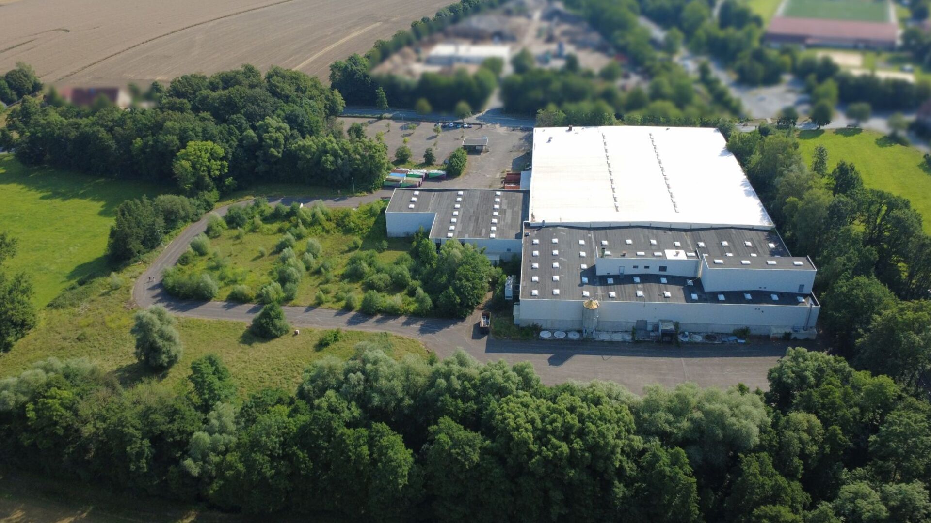 Immobilienangebot - Lage - Gewerbe - Großzügige Industriehalle mit weitläufiger Freifläche  zur Erweiterung