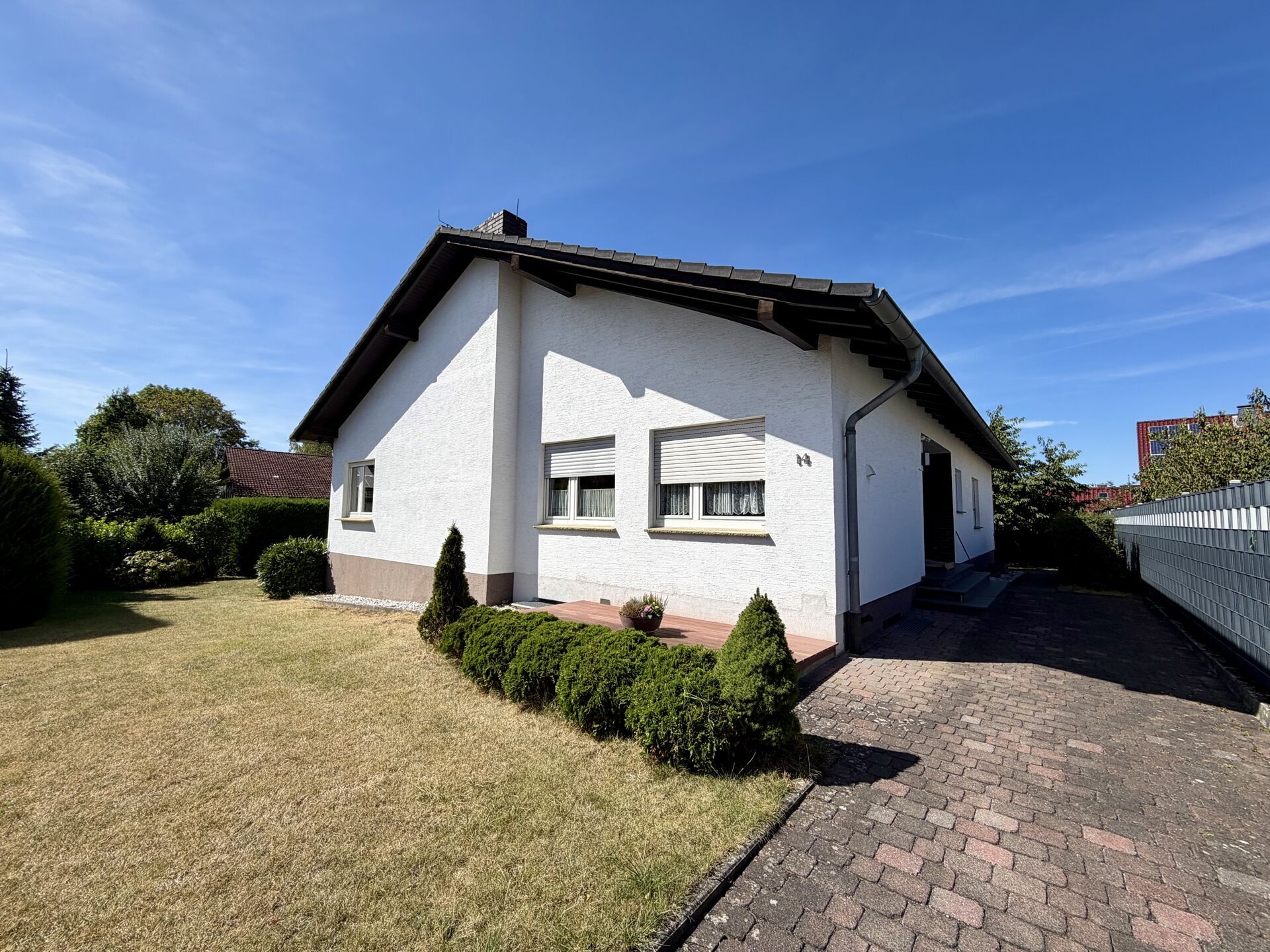 Immobilienangebot - Borchen / Kirchborchen - Alle - Einfamilienhaus mit viel Platz, gepflegtem Eckgrundstück 
und ruhiger Lage in Kirchborchen