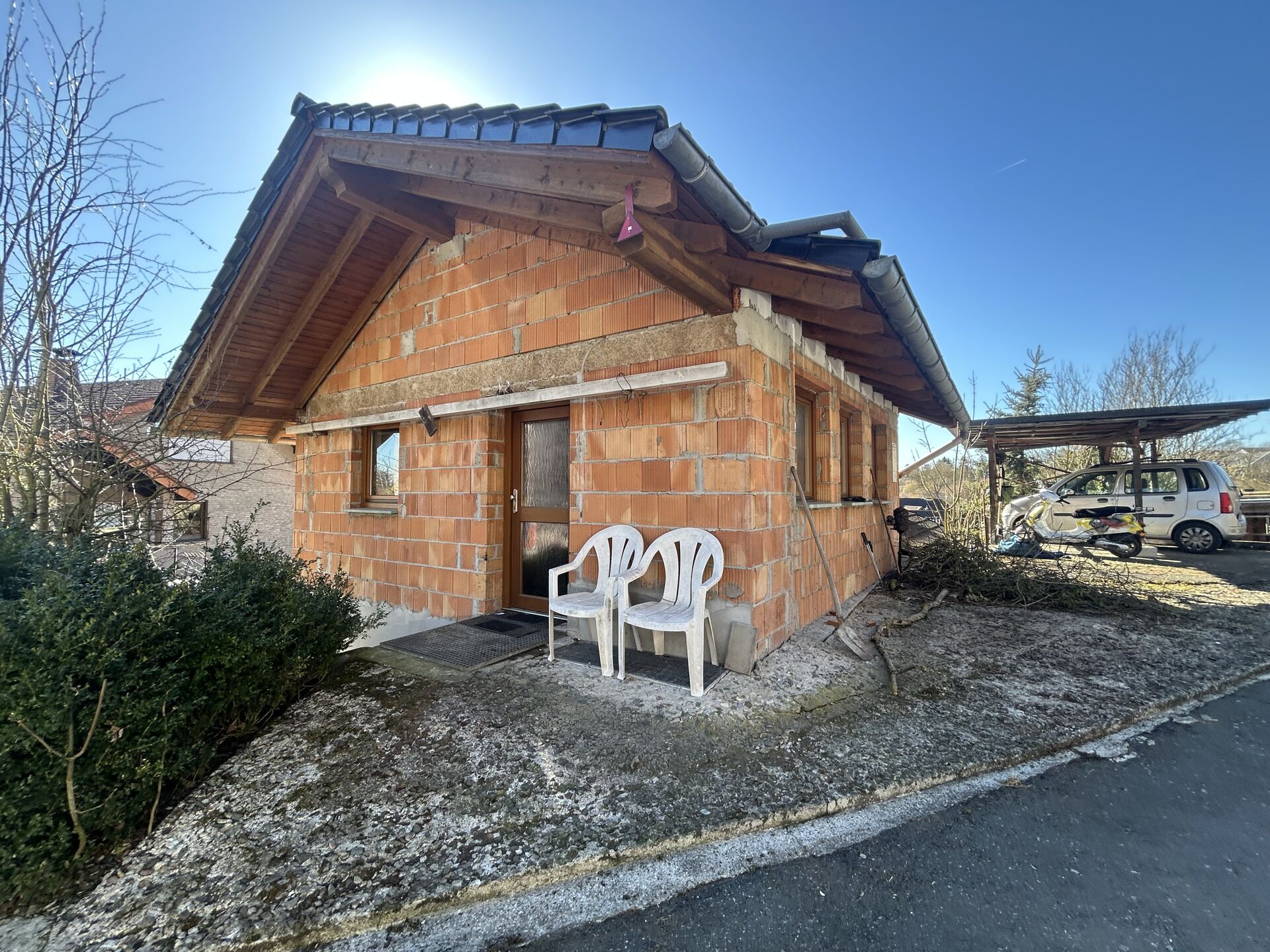 Immobilienangebot - Büren / Weine - Alle - Dachgeschosswohnung mit toller Aussicht in Hanglage- Sanierungsobjekt in Büren Weine