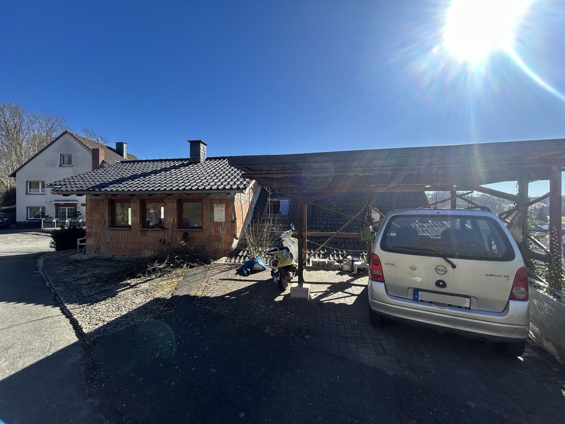 Immobilienangebot - Büren / Weine - Alle - Dachgeschosswohnung mit toller Aussicht in Hanglage- Sanierungsobjekt in Büren Weine