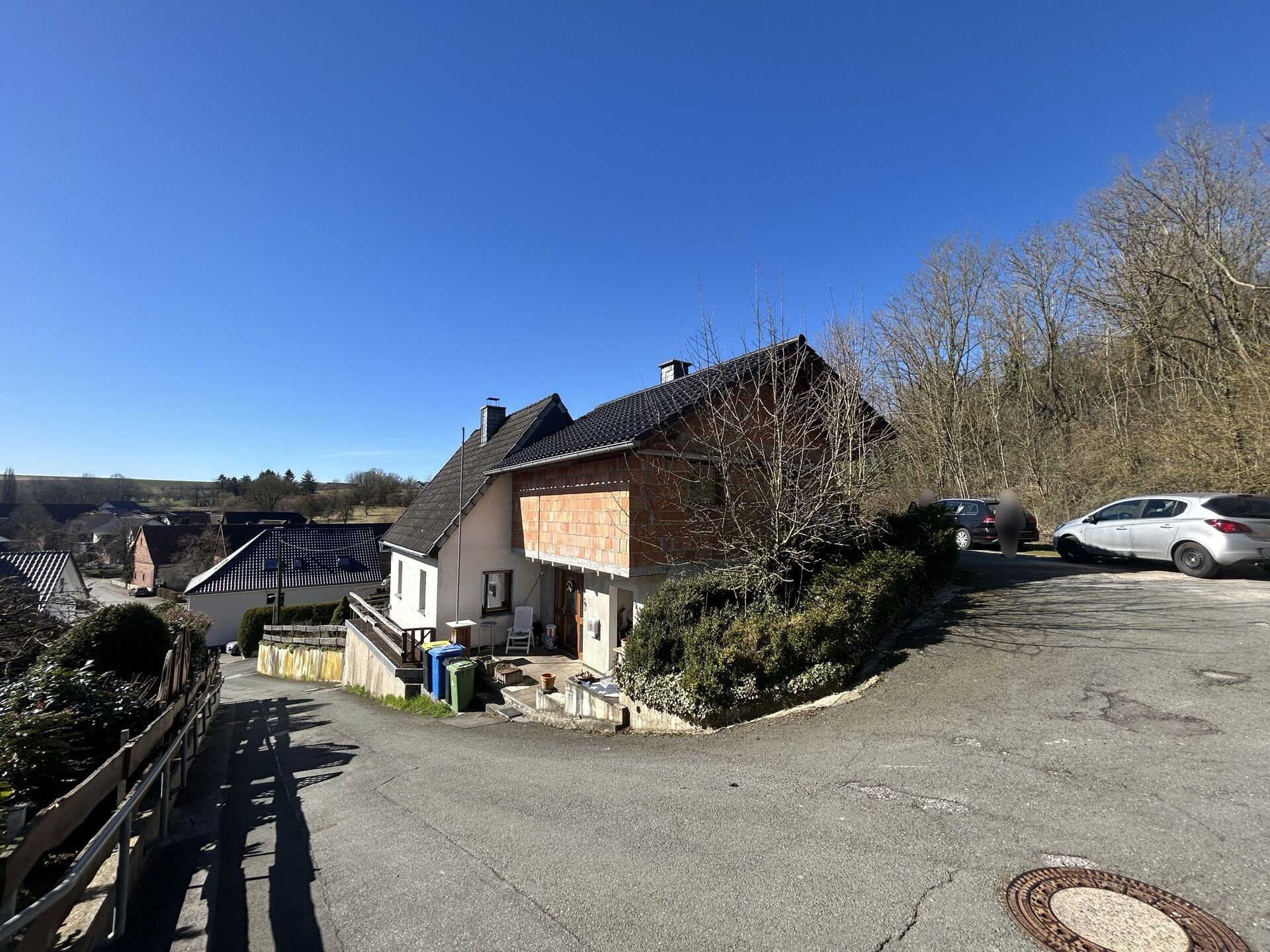 Immobilienangebot - Büren / Weine - Alle - Dachgeschosswohnung mit toller Aussicht in Hanglage- Sanierungsobjekt in Büren Weine