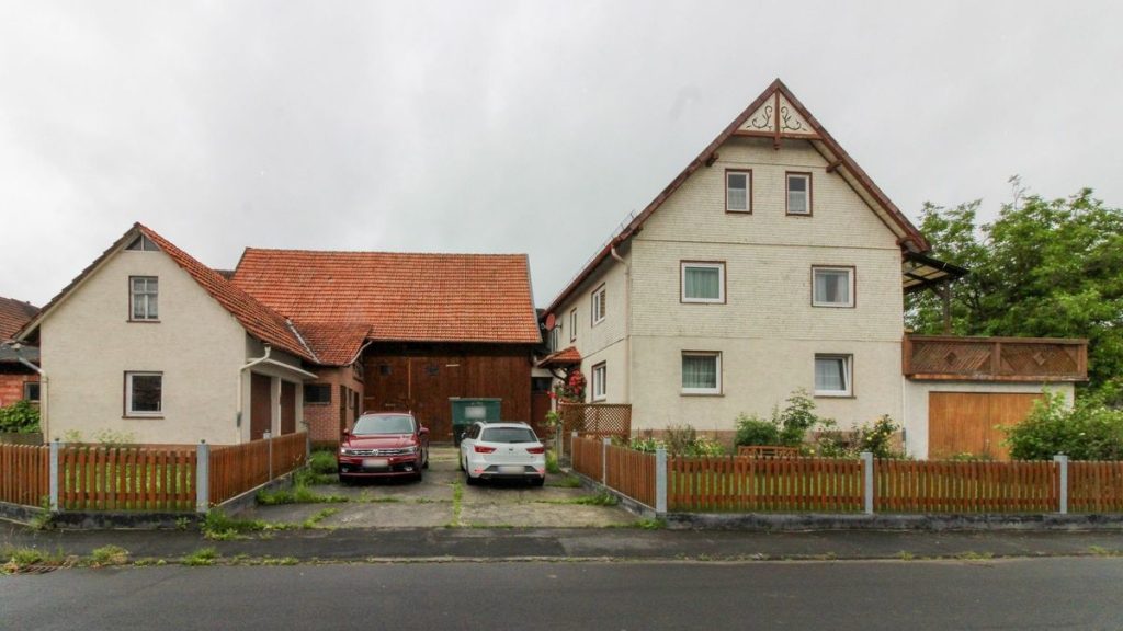 VR Immobilien GmbH - Immobilienangebot - Hilders - Alle - VERKAUFT: Großzügiges Einfamilienhaus mit Scheune zu verkaufen!