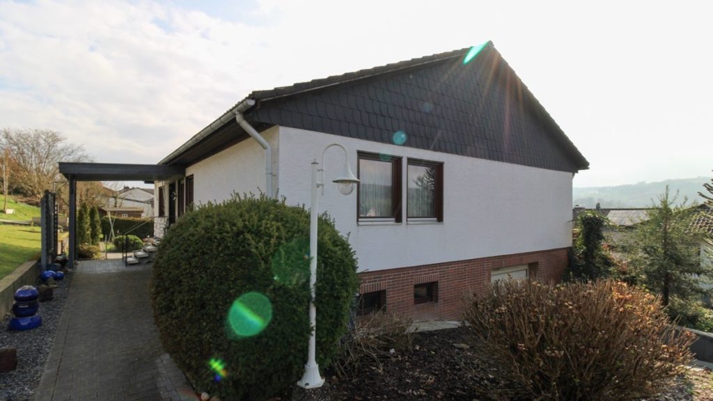 Weg zum Eingang VR Immobilien GmbH - Immobilienangebot - Brachttal - Alle - VERKAUFT! Hier lässt es sich leben! Gepflegter Bungalow mit tollem Ausblick übers Brachttal