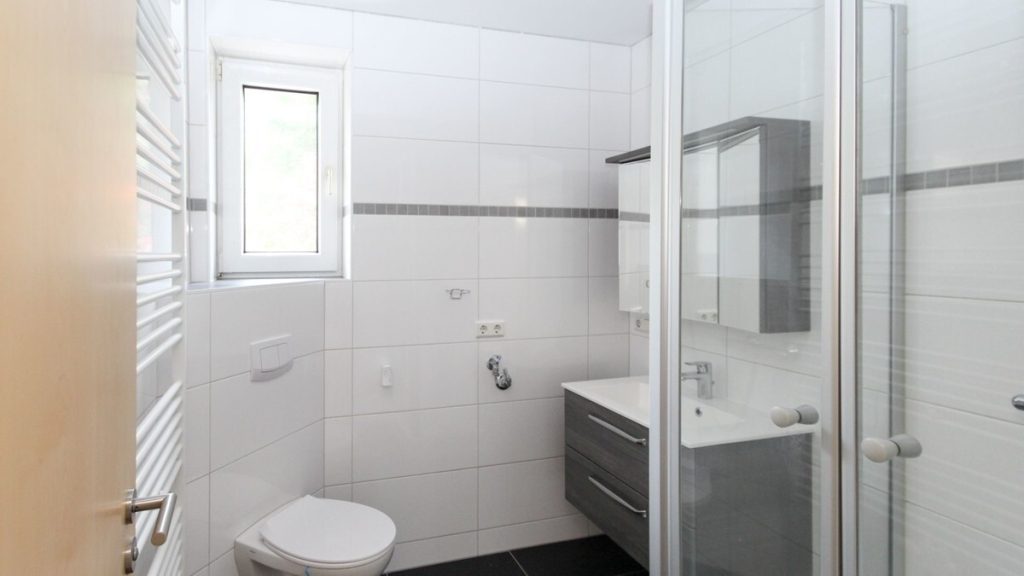 VR Immobilien GmbH - Immobilienangebot - Dermbach - Alle - Doppelhaushälfte als Kapitalanlage mit drei Wohneinheiten in Stadtlengsfeld