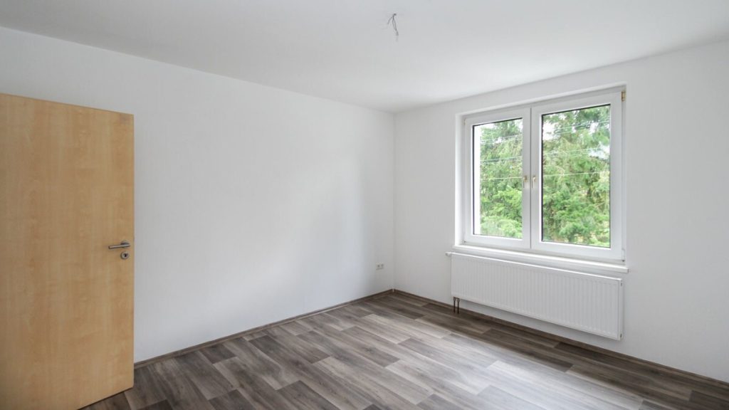 VR Immobilien GmbH - Immobilienangebot - Dermbach - Alle - Doppelhaushälfte als Kapitalanlage mit drei Wohneinheiten in Stadtlengsfeld