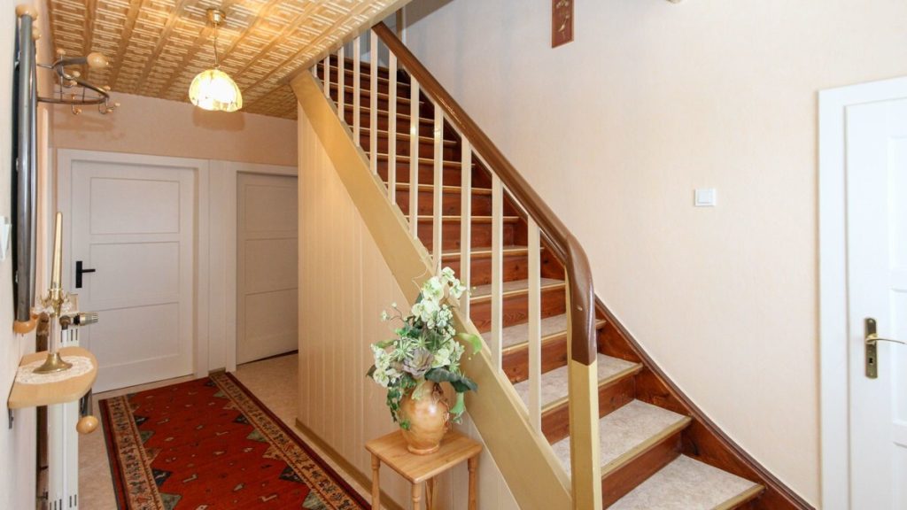 VR Immobilien GmbH - Immobilienangebot - Vacha - Alle - Gepflegtes Ein- bis Zweifamilienhaus mit Nebengebäude und großem Garten in Vacha - Völkershausen