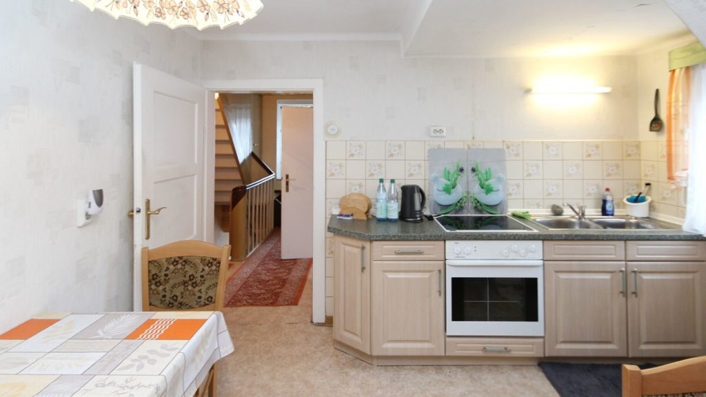 VR Immobilien GmbH - Immobilienangebot - Vacha - Alle - Gepflegtes Ein- bis Zweifamilienhaus mit Nebengebäude und großem Garten in Vacha - Völkershausen