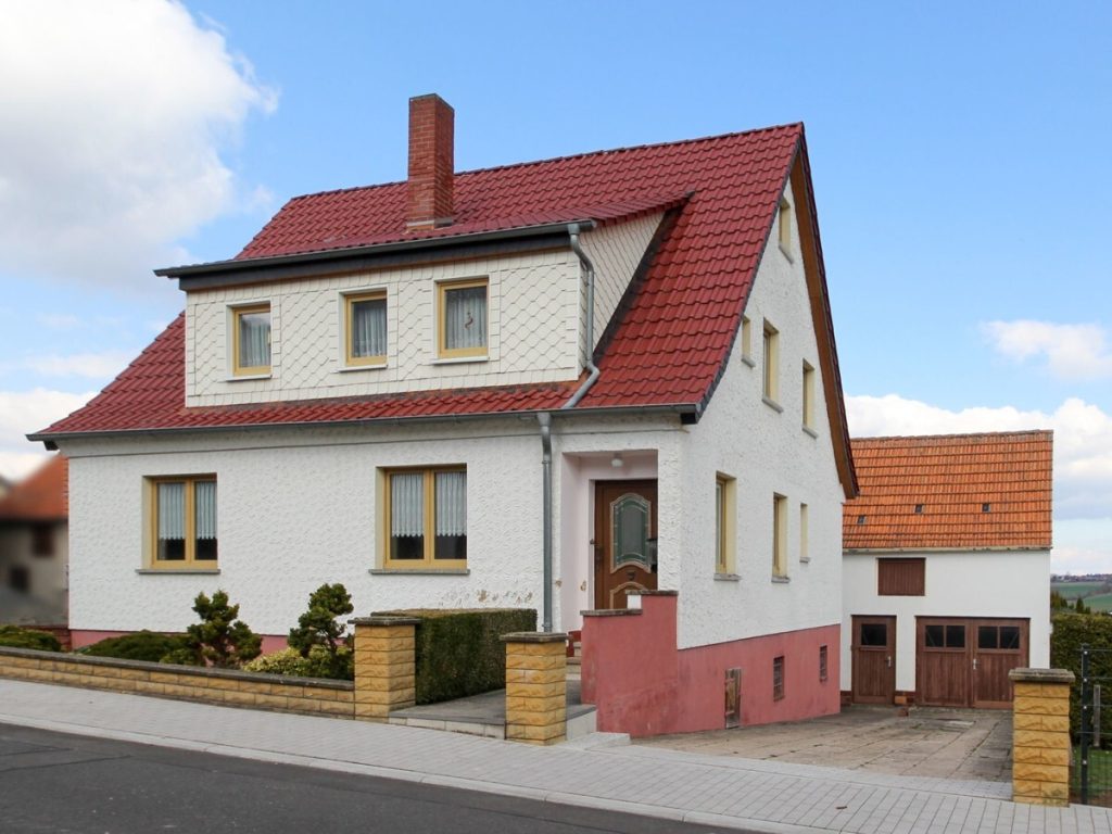 VR Immobilien GmbH - Immobilienangebot - Vacha - Alle - Gepflegtes Ein- bis Zweifamilienhaus mit Nebengebäude und großem Garten in Vacha - Völkershausen