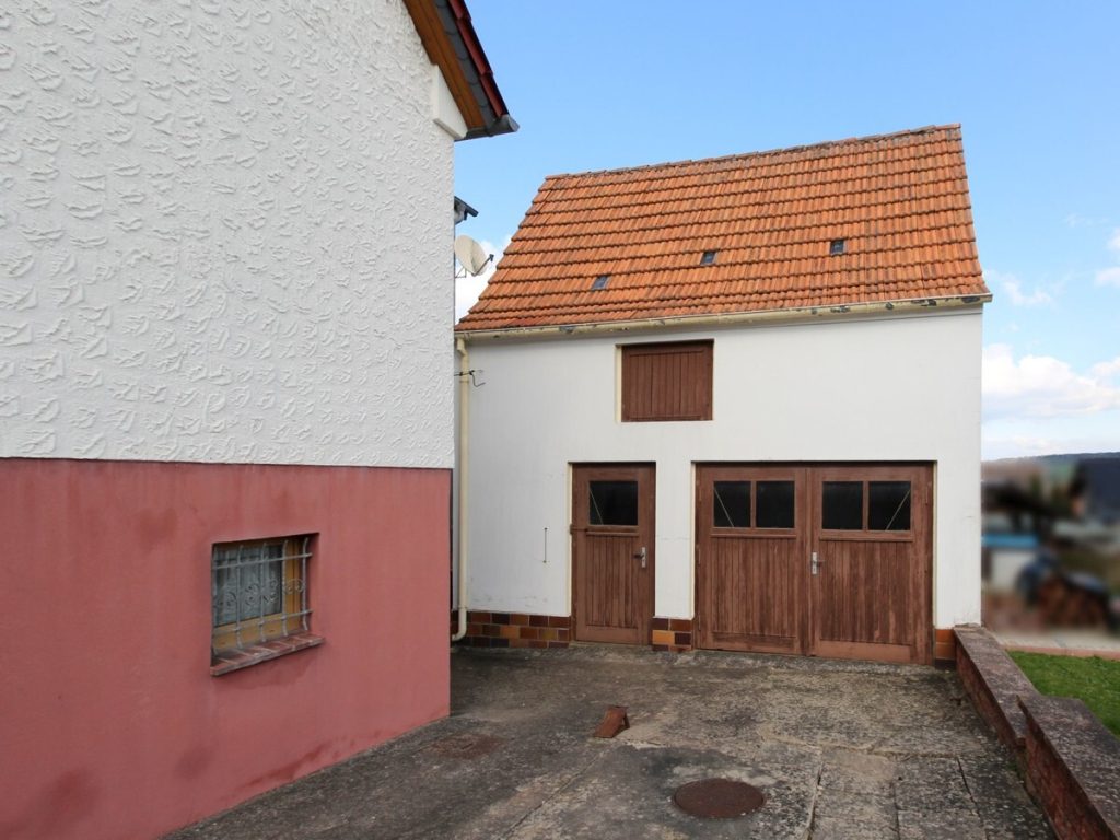 VR Immobilien GmbH - Immobilienangebot - Vacha - Alle - Gepflegtes Ein- bis Zweifamilienhaus mit Nebengebäude und großem Garten in Vacha - Völkershausen