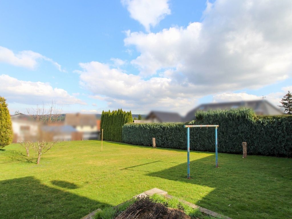 VR Immobilien GmbH - Immobilienangebot - Vacha - Alle - Gepflegtes Ein- bis Zweifamilienhaus mit Nebengebäude und großem Garten in Vacha - Völkershausen