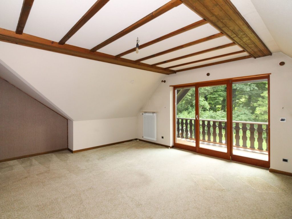 VR Immobilien GmbH - Immobilienangebot - Kalbach - Alle - Imposantes Anwesen mit Weitblick und großem Grundstück in Kalbach – bereit für eine neue Ära
