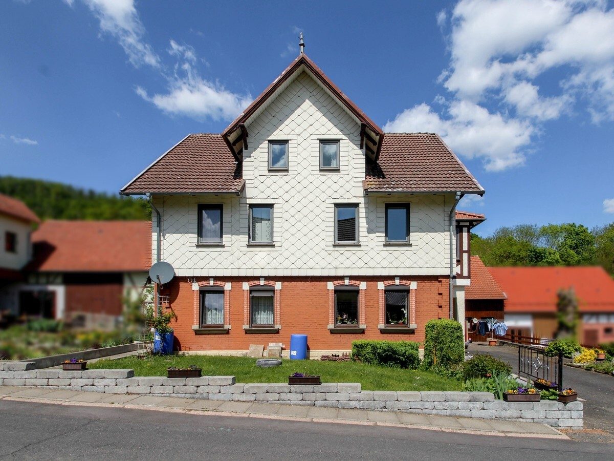 VR Immobilien GmbH - Immobilienangebot - Dermbach - Alle - Wohnhaus mit vielseitig nutzbarem Nebengebäude in Brunnhartshausen