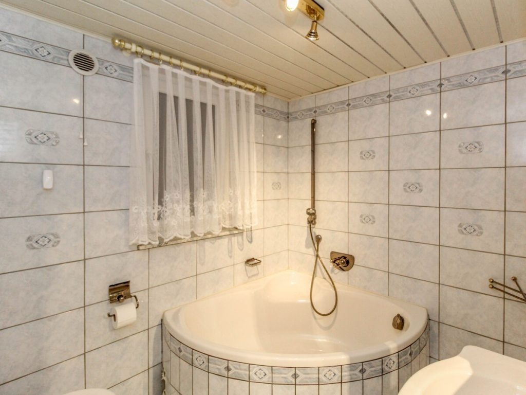 VR Immobilien GmbH - Immobilienangebot - Kaltennordheim - Alle - Einfamilienhaus mit Scheune und Nebengebäude in Oberkatz