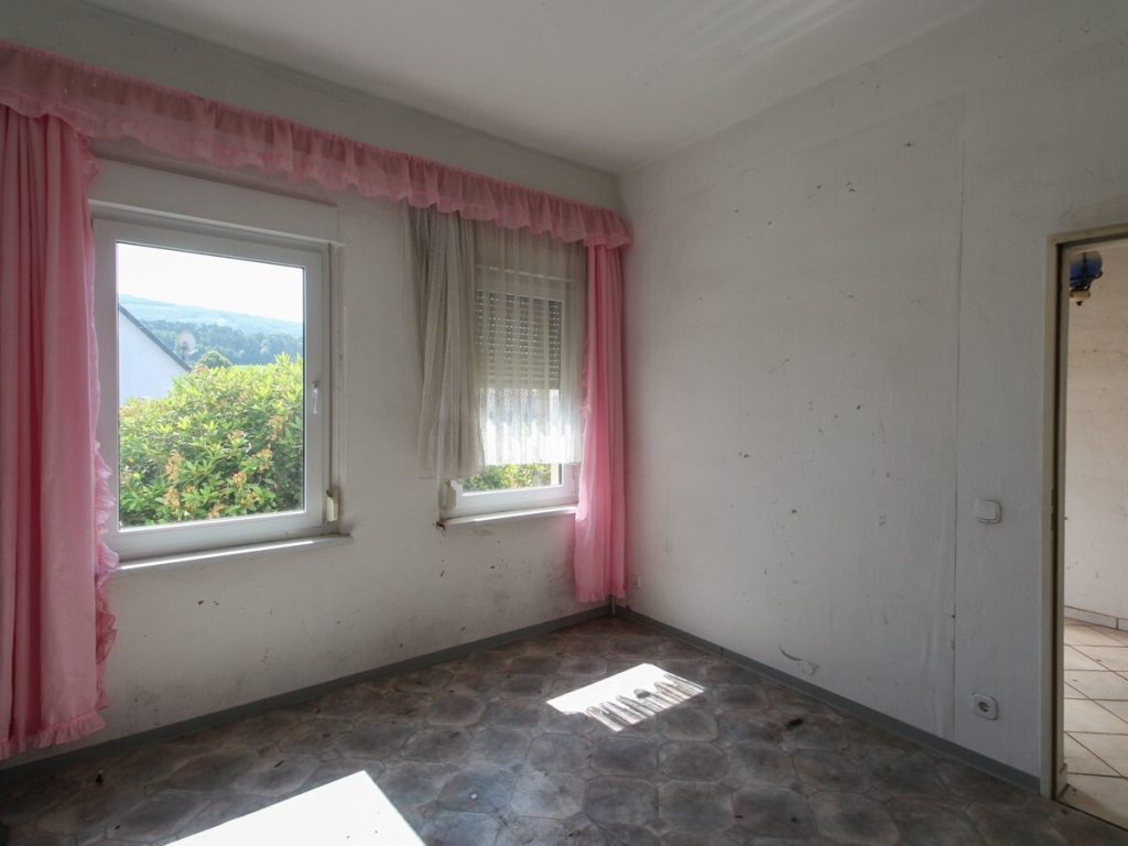 VR Immobilien GmbH - Immobilienangebot - Dermbach - Alle - RESERVIERT: Einfamilienhaus mit Nebengebäude und Garten in Dermbach-Gehaus