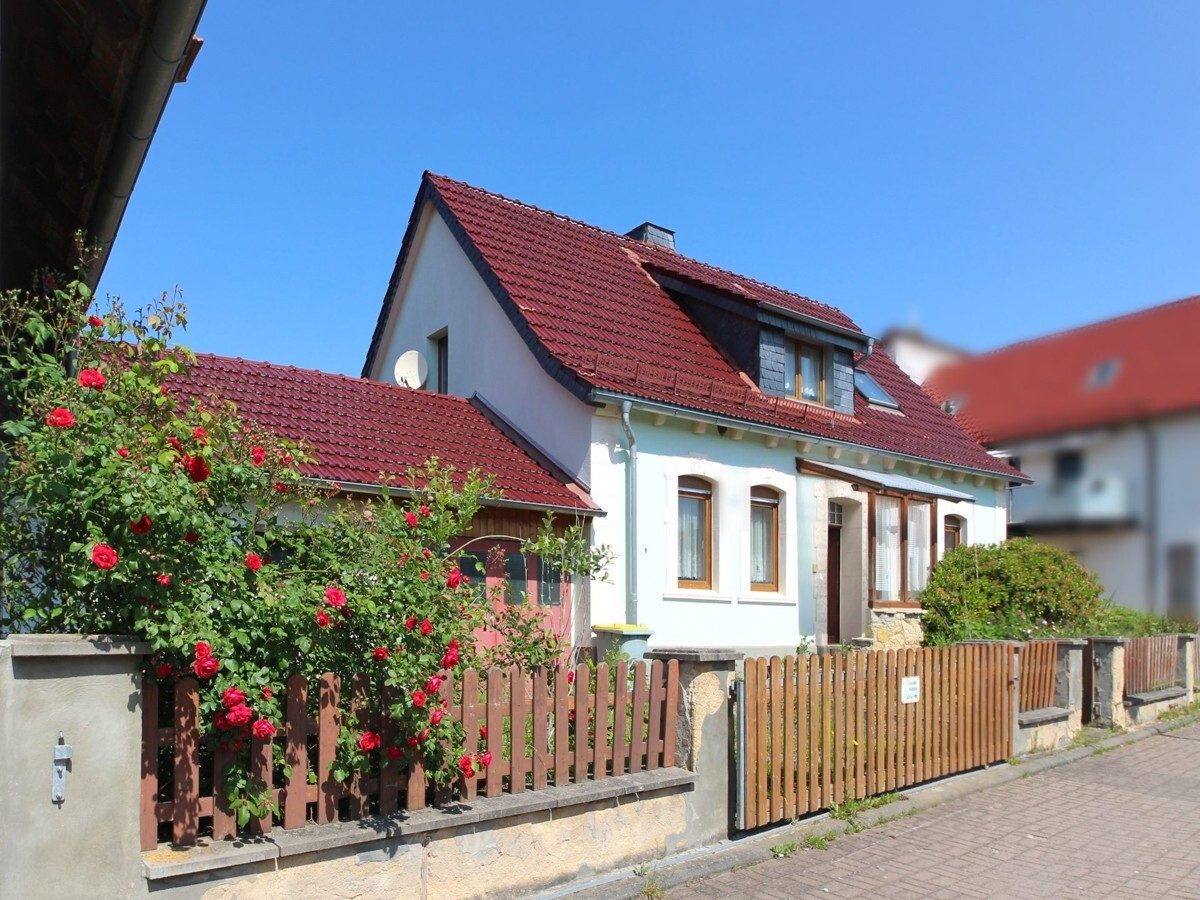 VR Immobilien GmbH - Immobilienangebot - Dermbach - Alle - Einfamilienhaus mit Nebengebäude und Garten in Dermbach-Gehaus