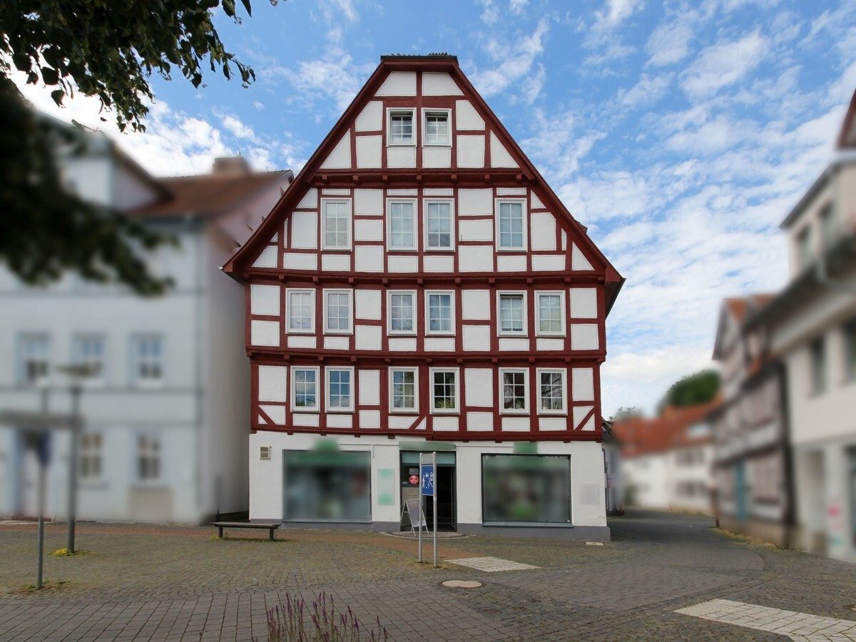 VR Immobilien GmbH - Immobilienangebot - Bad Hersfeld - Alle - Historisches Wohn- und Geschäftshaus mit 8 Stellplätzen in 1A-Lage von Bad Hersfeld