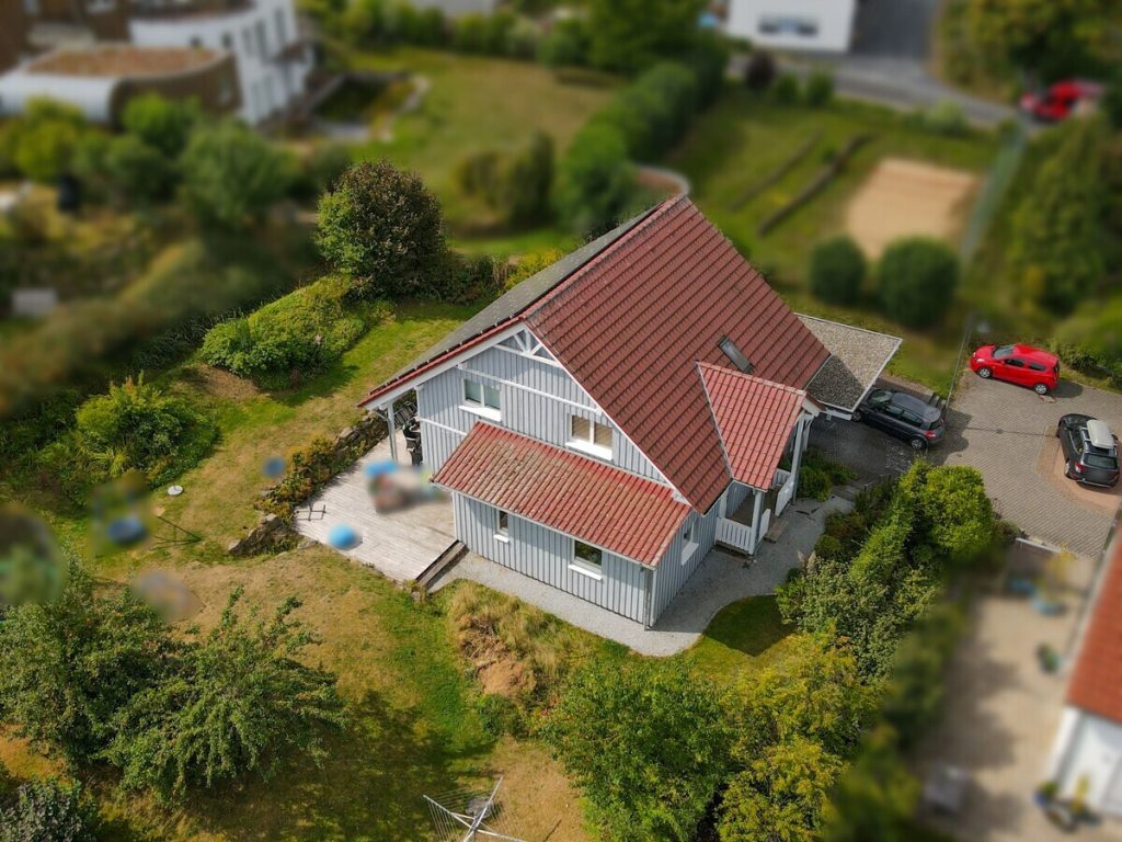 VR Immobilien GmbH - Immobilienangebot - Ebersburg - Alle - Weyhers: Neuwertiges KfW-Effizienzhaus mit traumhaftem Garten für die ganze Familie