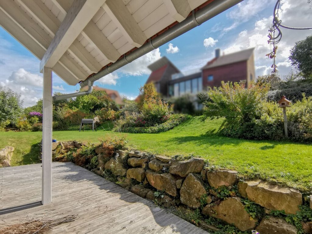 VR Immobilien GmbH - Immobilienangebot - Ebersburg - Alle - Weyhers: Neuwertiges KfW-Effizienzhaus mit traumhaftem Garten für die ganze Familie
