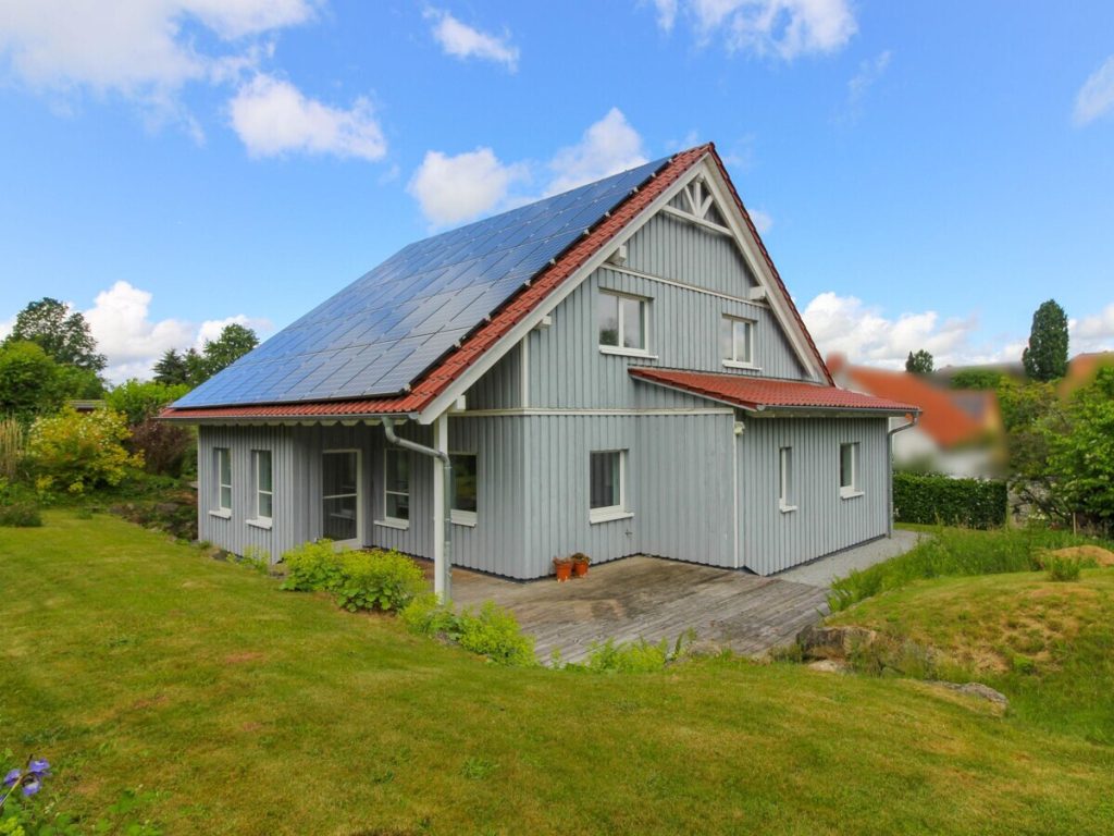 VR Immobilien GmbH - Immobilienangebot - Ebersburg - Alle - Weyhers: Neuwertiges KfW-Effizienzhaus mit traumhaftem Garten für die ganze Familie