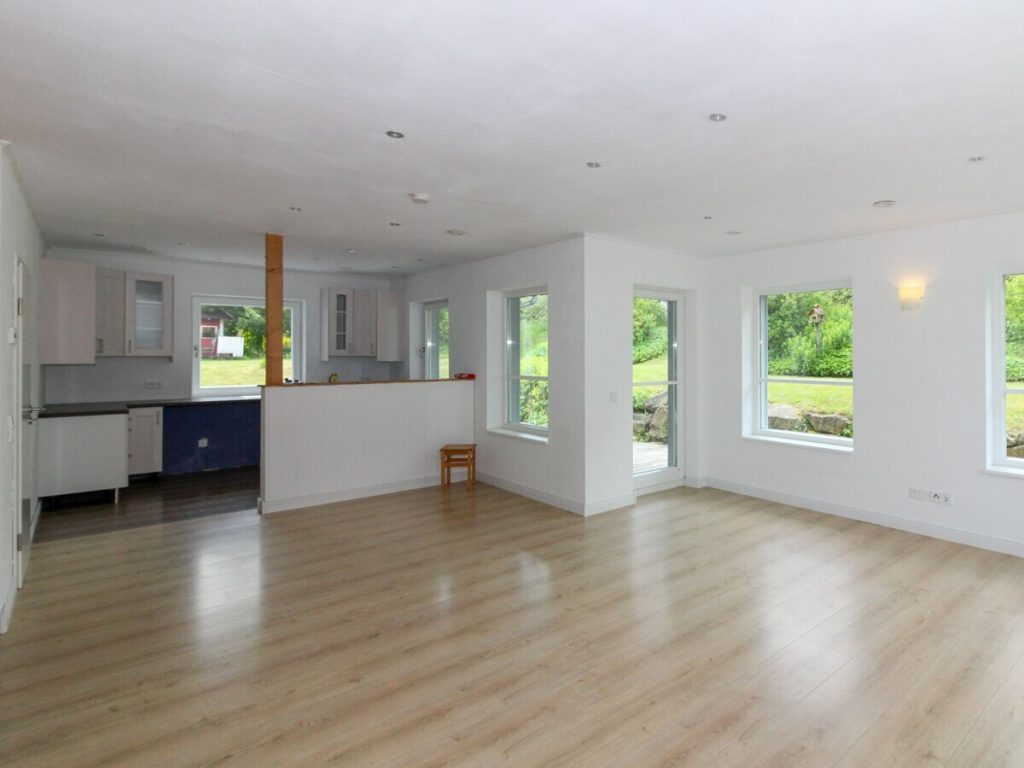 VR Immobilien GmbH - Immobilienangebot - Ebersburg - Alle - Weyhers: Neuwertiges KfW-Effizienzhaus mit traumhaftem Garten für die ganze Familie