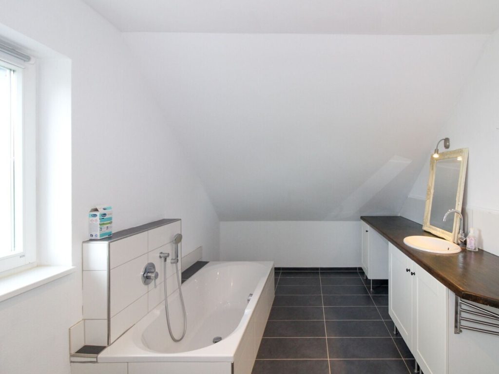 VR Immobilien GmbH - Immobilienangebot - Ebersburg - Alle - Weyhers: Neuwertiges KfW-Effizienzhaus mit traumhaftem Garten für die ganze Familie