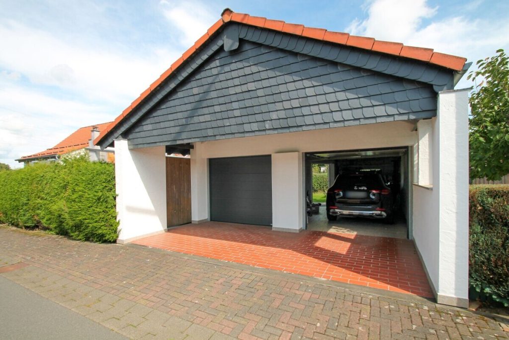 VR Immobilien GmbH - Immobilienangebot - Birstein - Alle - RESERVIERT: Geschmackvoll renoviertes Haus in Hettersroth mit Doppelgarage und idyllischem Garten