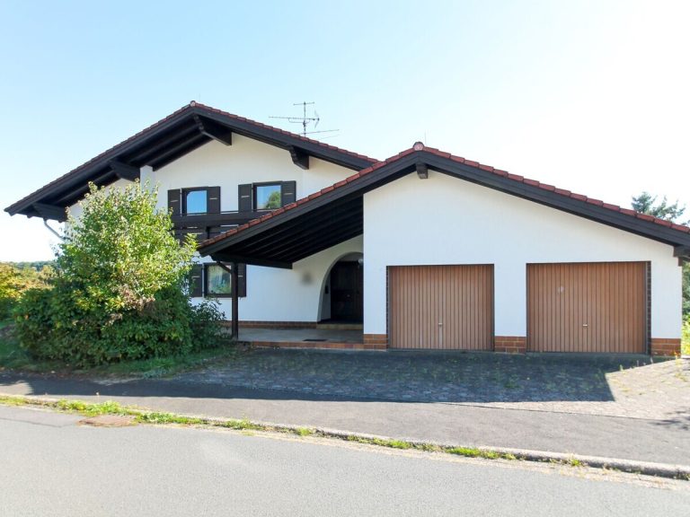  VR Immobilien GmbH - Immobilienangebot - Schlüchtern - Alle - Großzügiges Einfamilienhaus mit Doppelgarage auf 1.600 m² in Schlüchtern-Hutten