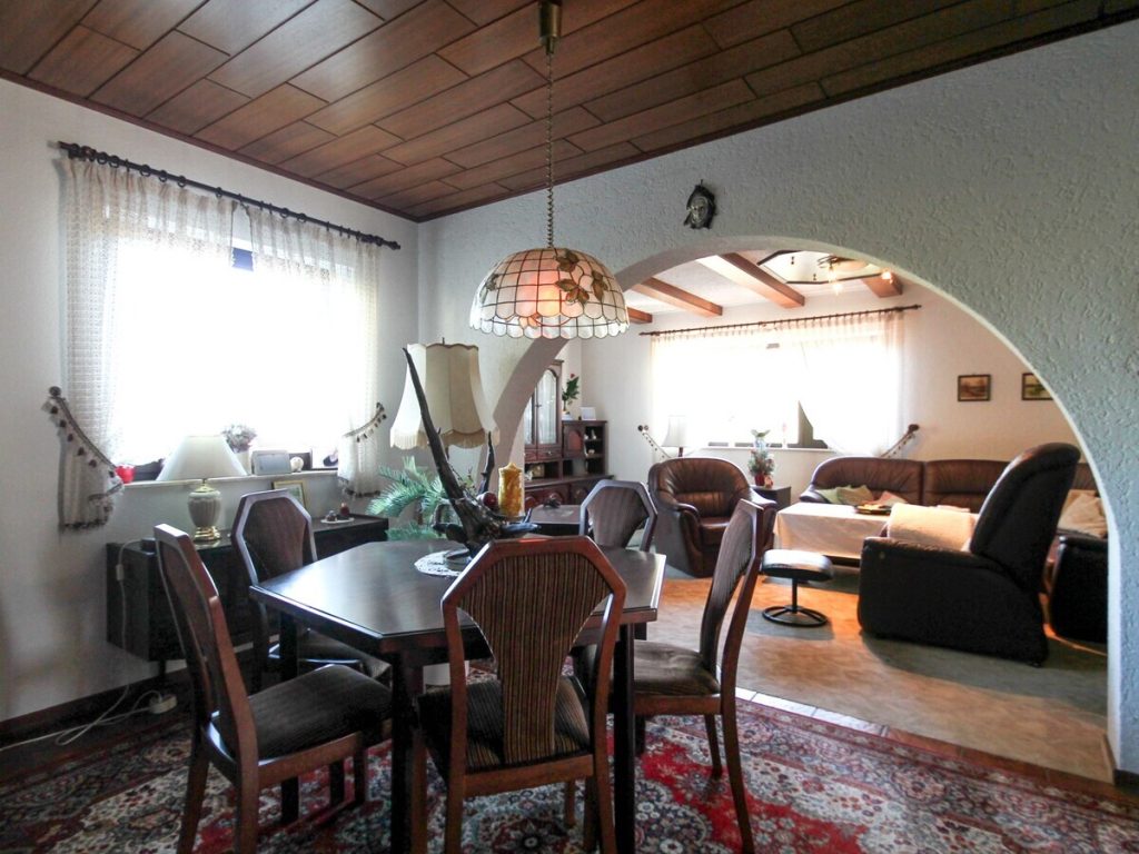 VR Immobilien GmbH - Immobilienangebot - Schlüchtern - Alle - Großzügiges Einfamilienhaus mit Doppelgarage auf 1.600 m² in Schlüchtern-Hutten