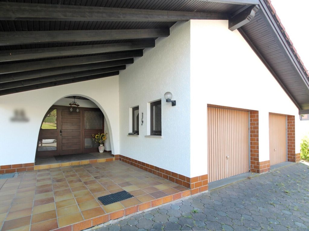 VR Immobilien GmbH - Immobilienangebot - Schlüchtern - Alle - Großzügiges Einfamilienhaus mit Doppelgarage auf 1.600 m² in Schlüchtern-Hutten