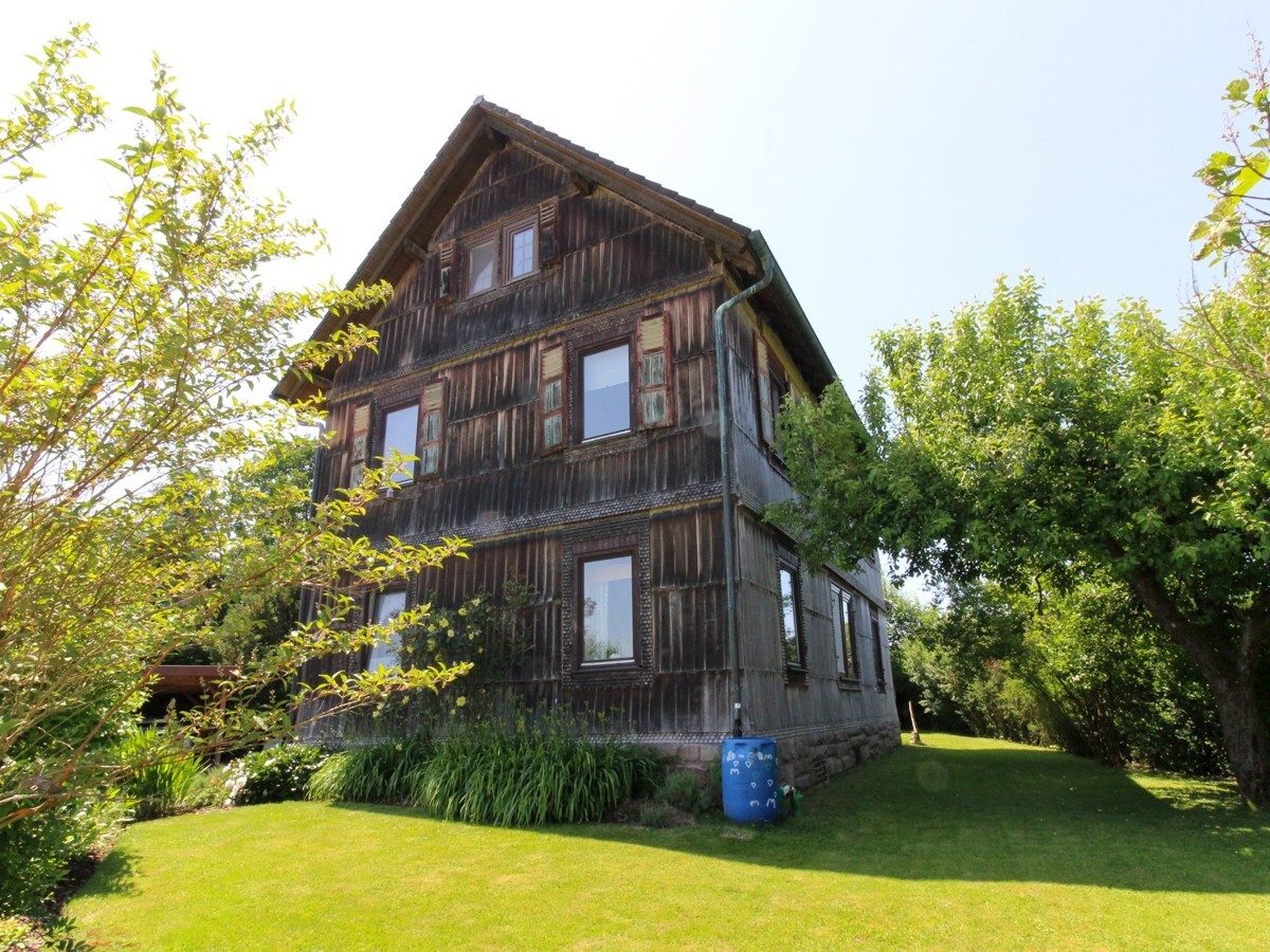 VR Immobilien GmbH - Immobilienangebot - Neuhof - Alle - Wohnhaus in Rommerz mit gepflegtem Garten und schönem Panoramaausblick auf die Rhön