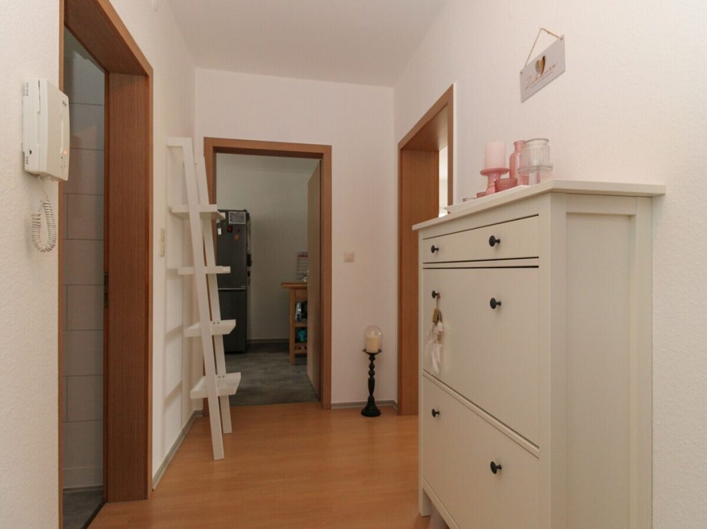 VR Immobilien GmbH - Immobilienangebot - Bad Salzschlirf - Alle - RESERVIERT: Zweizimmerwohnung mit Stellplatz und Balkon in saniertem Mehrfamilienhaus
