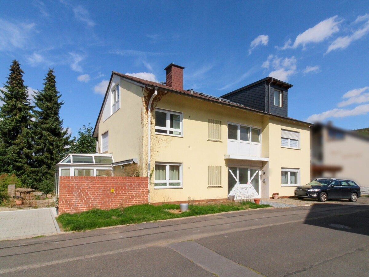 VR Immobilien GmbH - Immobilienangebot - Bad Salzschlirf - Alle - Zweizimmerwohnung mit Stellplatz und Balkon in saniertem Mehrfamilienhaus