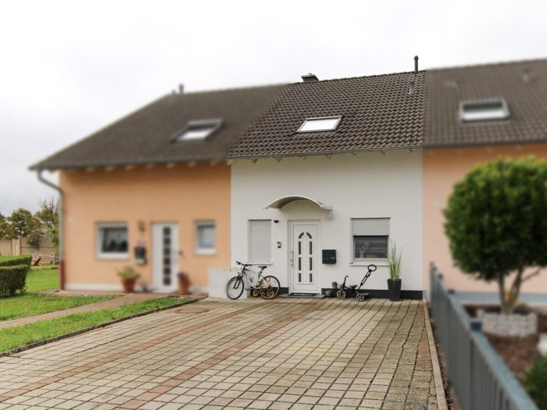  VR Immobilien GmbH - Immobilienangebot - Künzell - Alle - RESERVIERT! Familienfreundliches Reihenmittelhaus mit Garten und Terrasse in Künzell-Bachrain