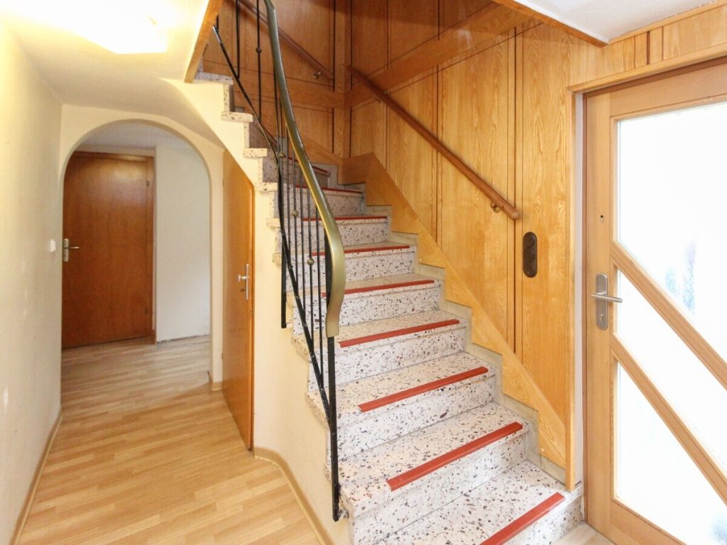 VR Immobilien GmbH - Immobilienangebot - Ehrenberg - Alle - Solides Einfamilienhaus mit Gestaltungspotenzial in Ehrenberg-Wüstensachsen