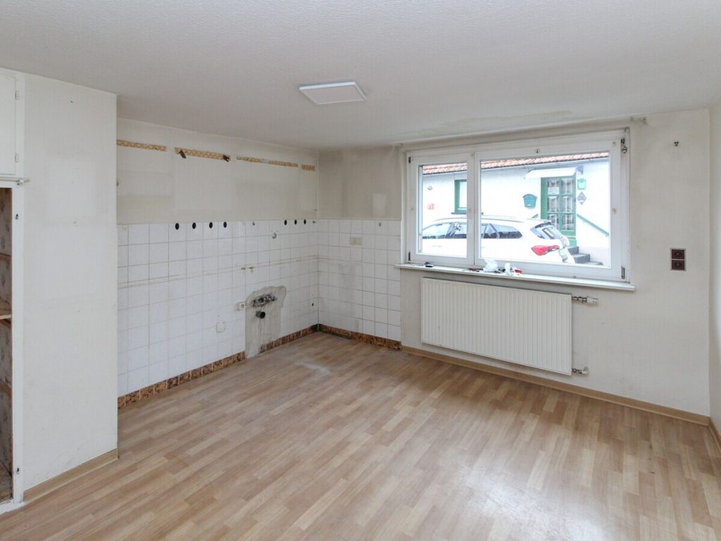VR Immobilien GmbH - Immobilienangebot - Ehrenberg - Alle - Solides Einfamilienhaus mit Gestaltungspotenzial in Ehrenberg-Wüstensachsen